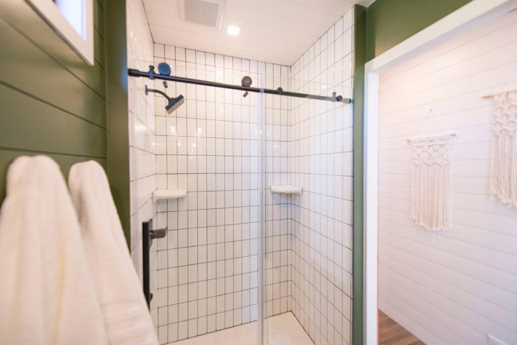 Container Home With Rooftop Views And Pickleball-Pecan Grove Bellmead エクステリア 写真