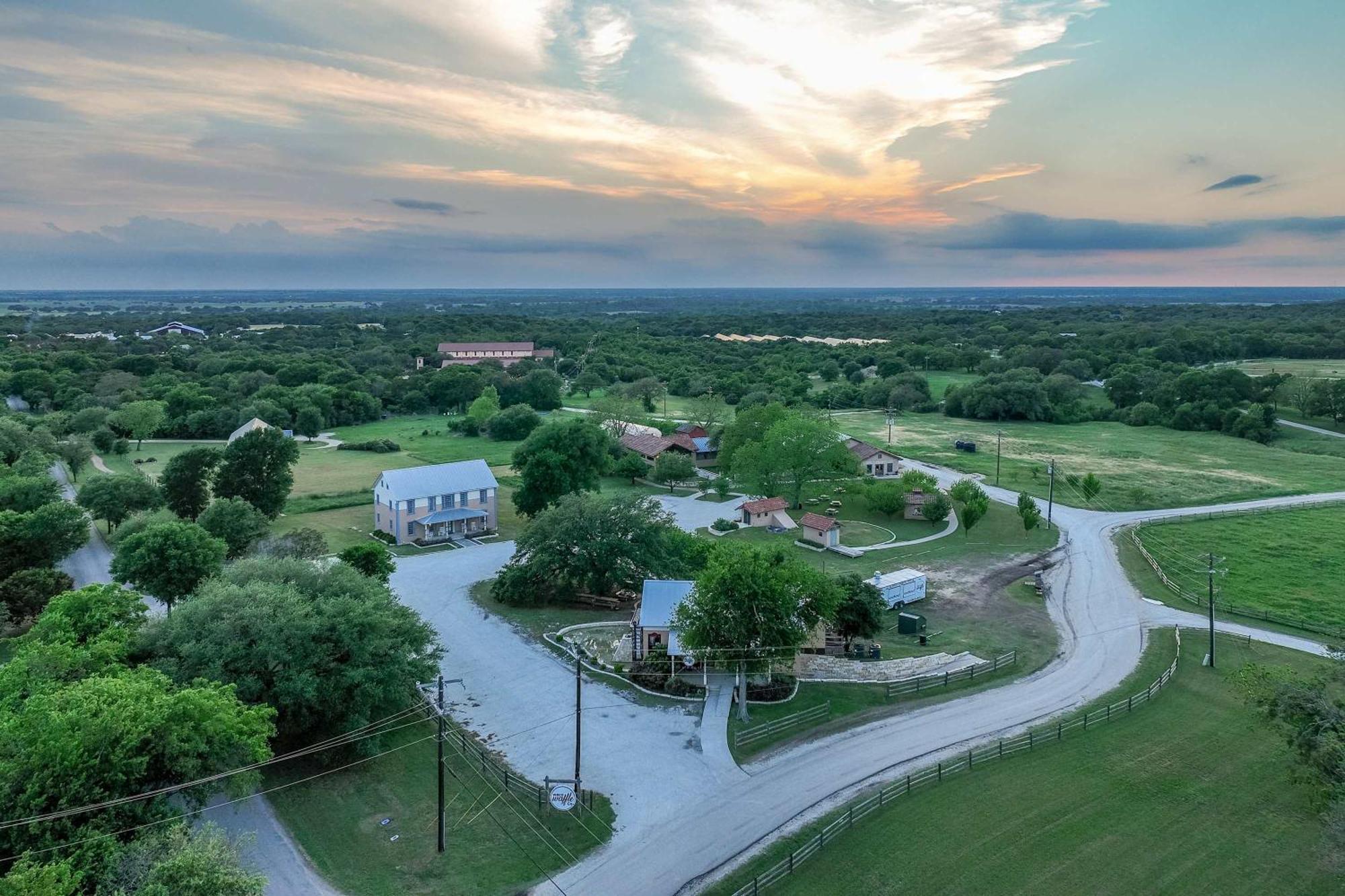 Container Home With Rooftop Views And Pickleball-Pecan Grove Bellmead エクステリア 写真