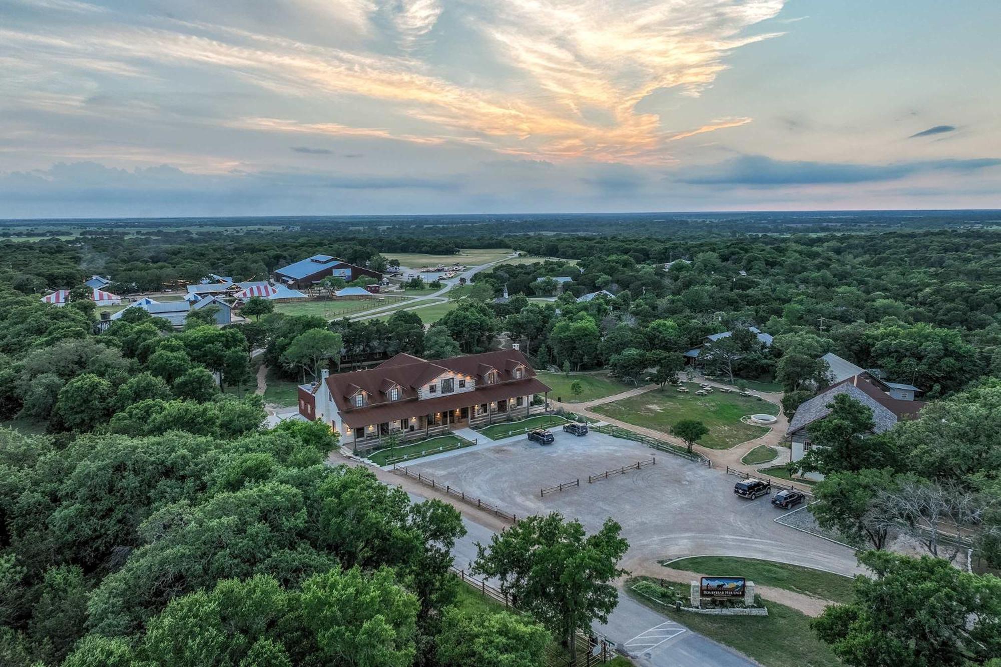 Container Home With Rooftop Views And Pickleball-Pecan Grove Bellmead エクステリア 写真